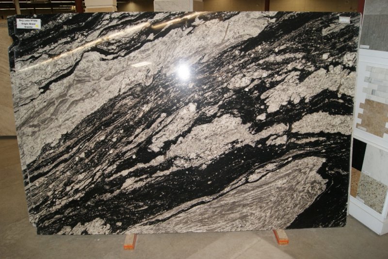 SUPREME WHITE 3cm 113" x 77"